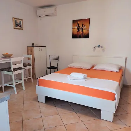 Nenad & Marija باغ