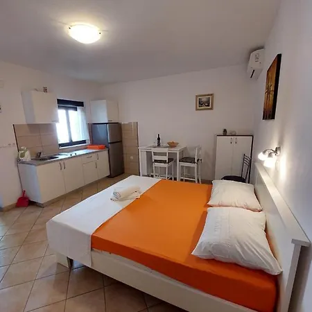 Nenad & Marija باغ