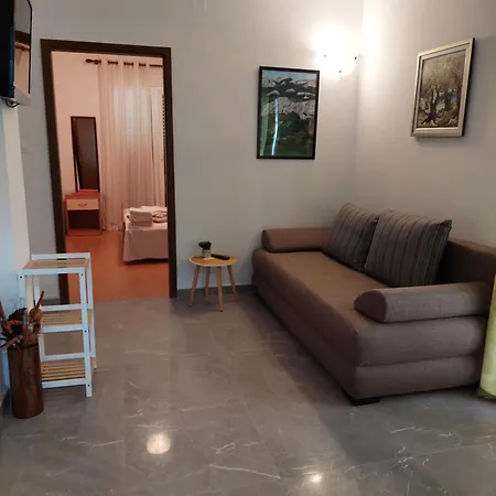 Nenad & Marija باغ