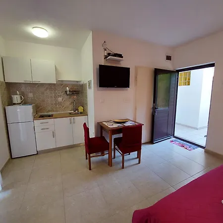 Nenad & Marija * باغ