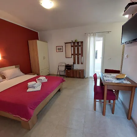 Nenad & Marija باغ