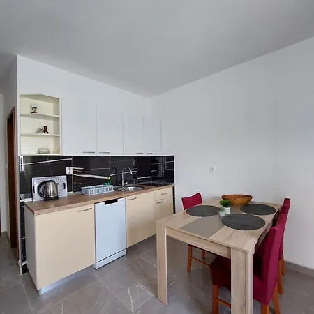 Nenad & Marija * باغ